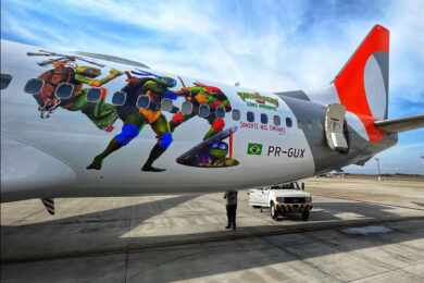 Avião adesivado da Gol promove o novo filme das Tartarugas Ninja