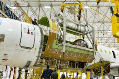 Embraer mostra progresso na conversão do E190 em cargueiro