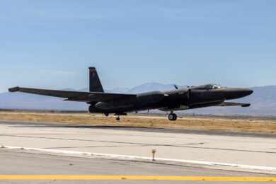 Avião espião U-2 faz primeiro voo com novo pacote eletrônico