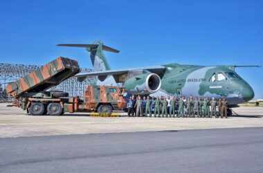 O lançador ASTROS, da Avibras, e o KC-390