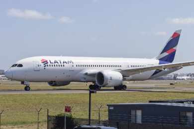 Após acidente bizarro, Latam desmonta Boeing 787 na Colômbia
