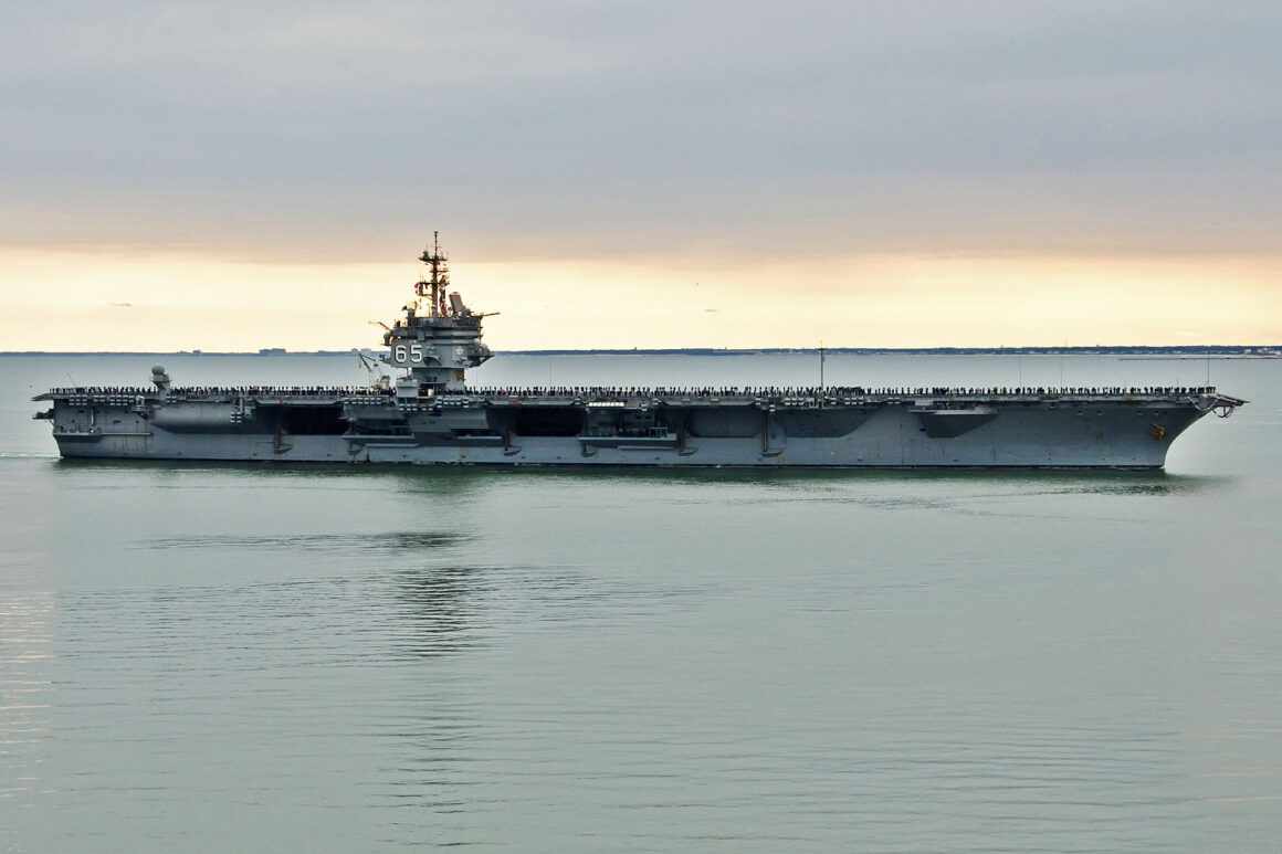 Primeiro porta-aviões nuclear do mundo, USS Enterprise será ...