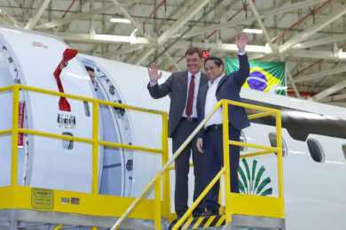Primeiro Ministro do Vietnã visita Embraer e conhece o E190-E2 da Madagascar Airlines