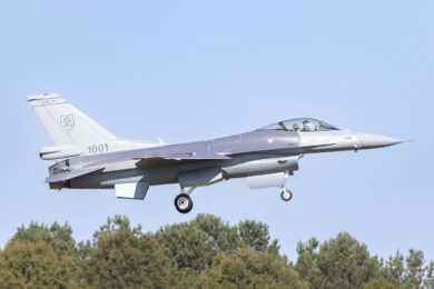Primeiro caça F-16 Bloco 70 da Eslováquia realiza seu voo inaugural