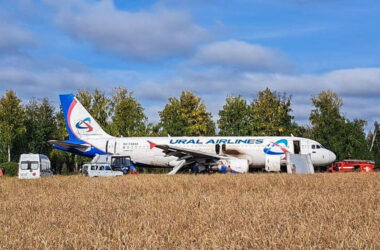 A320 da Ural Airlines fez um pouso de emergência na Sibéria após apresentar problemas no sistema hidráulico (TASS)