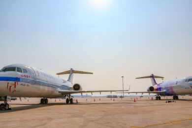 COMAC entrega os dois primeiros jatos ARJ21 cargueiros