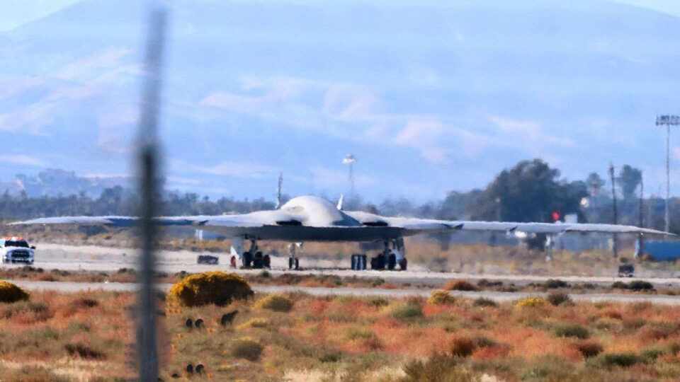 O B-21 Raider flagrado na pista antes do primeiro voo