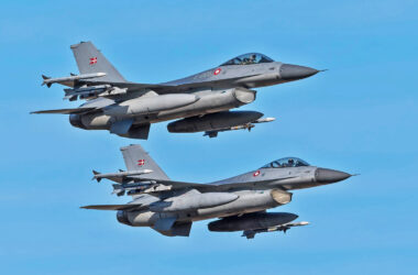 Dois caças F-16 da Força Aérea da Dinamarca
