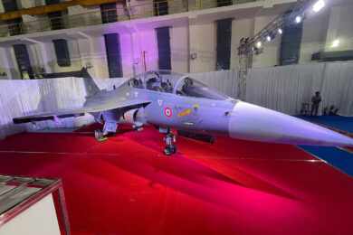 Força Aérea da Índia recebe primeiro caça HAL Tejas de dois assentos