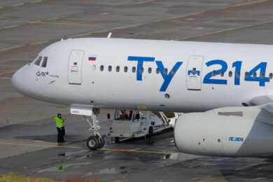 Antigo Tupolev Tu-214 aparece com pintura da estatal russa UAC