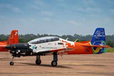 Turboélice de treinamento Embraer T-27 Tucano completa 40 anos na FAB