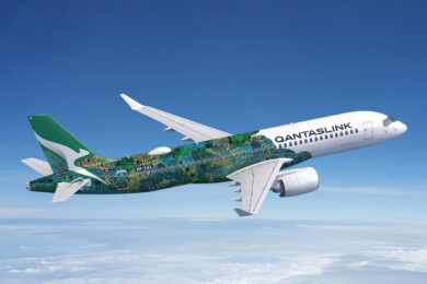 Primeiro Airbus A220 da Qantas é revelado com pintura marcante