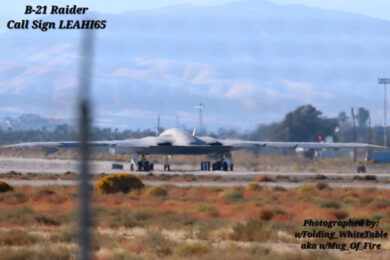 Bombardeiro furtivo B-21 Raider é flagrado com “barbatanas” sobre as asas