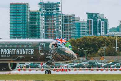 O E195-E2 em sua primeira visita ao London City Airport em 2022