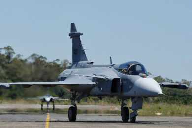Novo caça Saab F-39E Gripen chegou à Anápolis nesta sexta-feira, 15