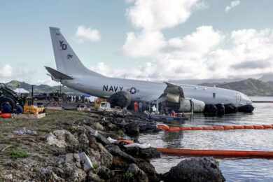 Marinha dos EUA retira do mar o jato P-8A Poseidon que ultrapassou limites da pista no Havaí