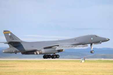Bombardeiro B-1B Lancer se acidenta durante pouso nos Estados Unidos