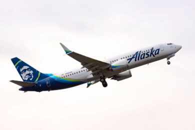 Alaska Airlines recebe primeiro Boeing 737-8 que tem apenas 159 assentos