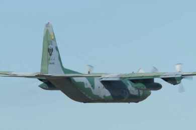 Força Aérea Brasileira fez lançamento de paraquedistas com seu último C-130 Hercules