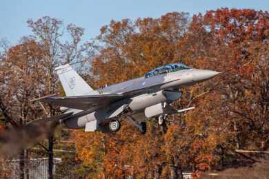 Eslováquia recebe oficialmente seus dois primeiros caças F-16 Bloco 70