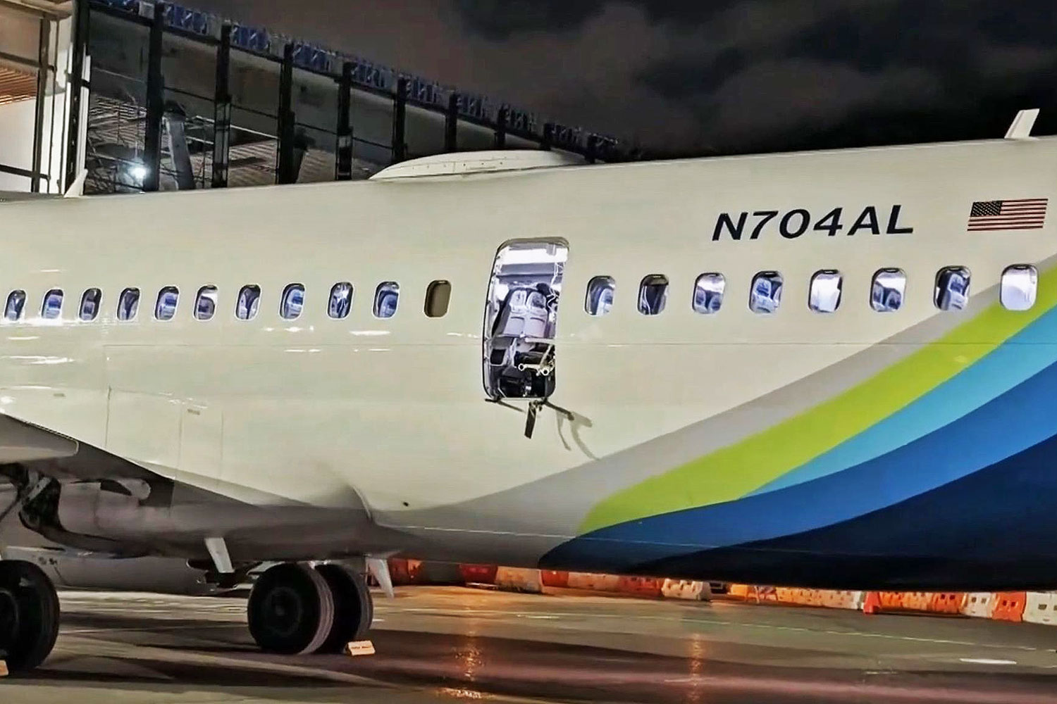 NTSB: al avión Alaska Boeing 737 MAX 9 le faltaban cuatro pernos que sujetaban la trampilla de la puerta