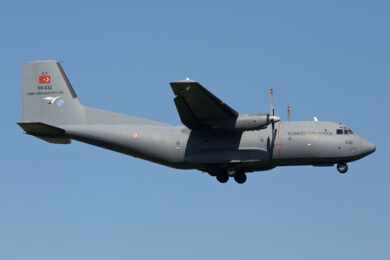 Vídeo: cargueiro militar C-160 da Turquia faz pouso de emergência após quase atingir rodovia