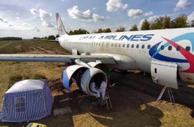 O A320 da Ural empacado no campo de trigo