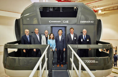 Executivos da Embraer e CAE inauguram simulador em Cingapura