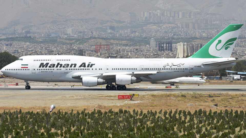 Boeing 747-300 nas cores da Mahan Air