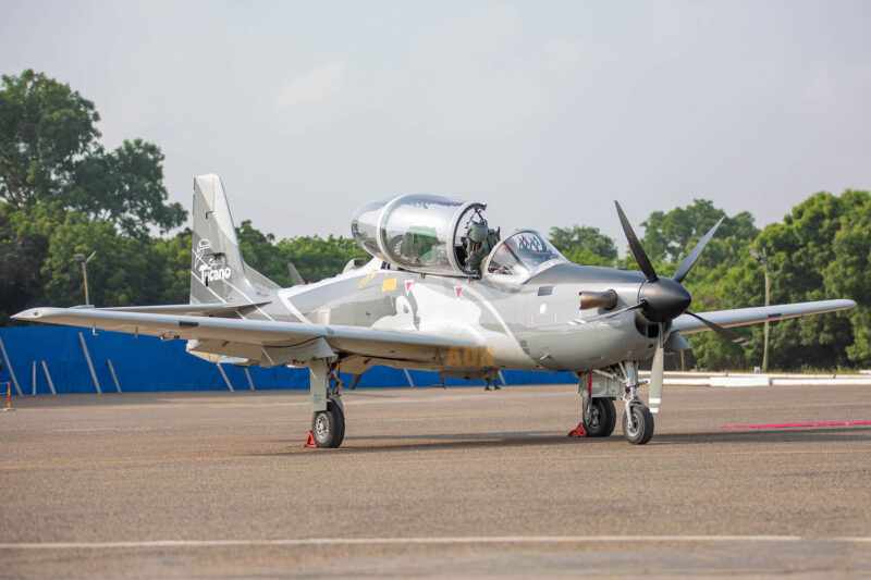 O Super Tucano PT-ZTU na Base Aérea de Accra