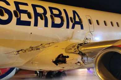 A lateral do E195 da Air Serbia bastante danificada