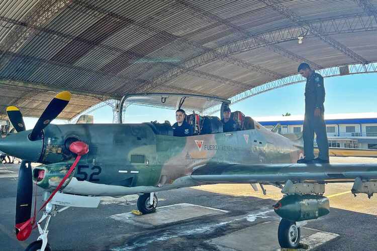 A Força Aérea Paraguaia tem seis AT-27 Tucanos recebidos em 1987