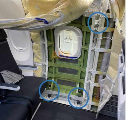 Foto fornecida pela Boeing mostra a ausência de três dos quatro parafusos