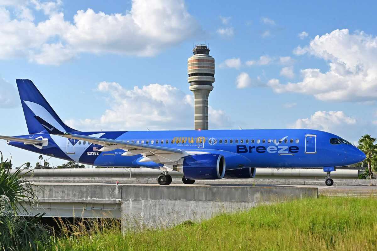 Airbus A220-300 da Breeze (MCO)