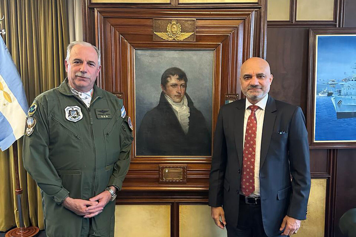 O comandante da Força Aérea Argentina Fernando Luis Mengo e o embaixador indiano Dinesh Bhatia