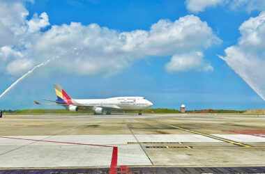 O Boeing 747-400 da Asiana recebe homenagens em seu último voo (AA)