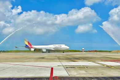 O Boeing 747-400 da Asiana recebe homenagens em seu último voo (AA)