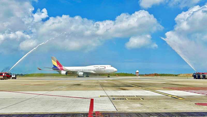 O Boeing 747-400 da Asiana recebe homenagens em seu último voo (AA)