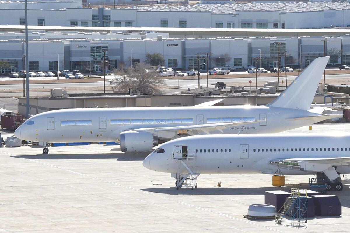 O 787-8 (ao fundo) ficou sete anos parado em um aeroporto nos EUA sem quase ter voado