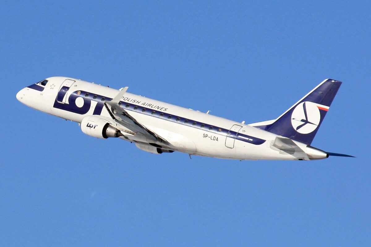 O pioneiro E170 de matrícula SP-LDA, entregue em 2004 (Can Pac Swire)