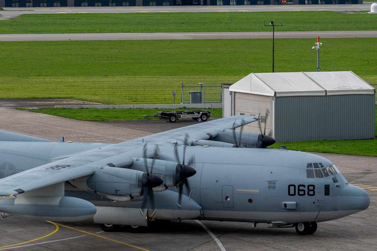 O KC-130J dos Fuzileiros Navais que transportou o primeiro F-5 