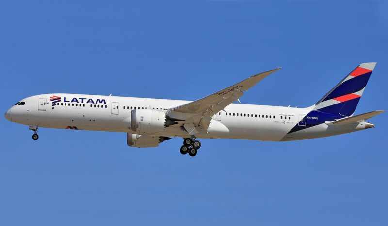 O Boeing 787-9 da LATAM que sofreu o mergulho