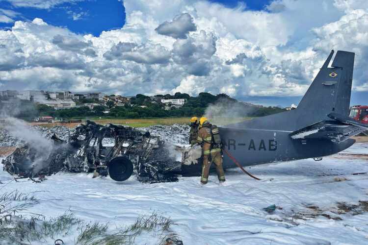 O Caravan PR-AAB ficou destruído após a queda em Pampulha