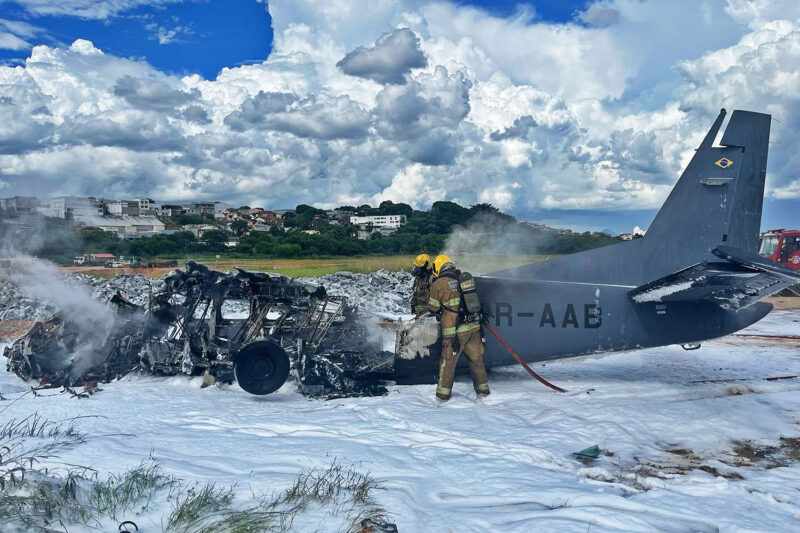 O Caravan PR-AAB ficou destruído após a queda em Pampulha