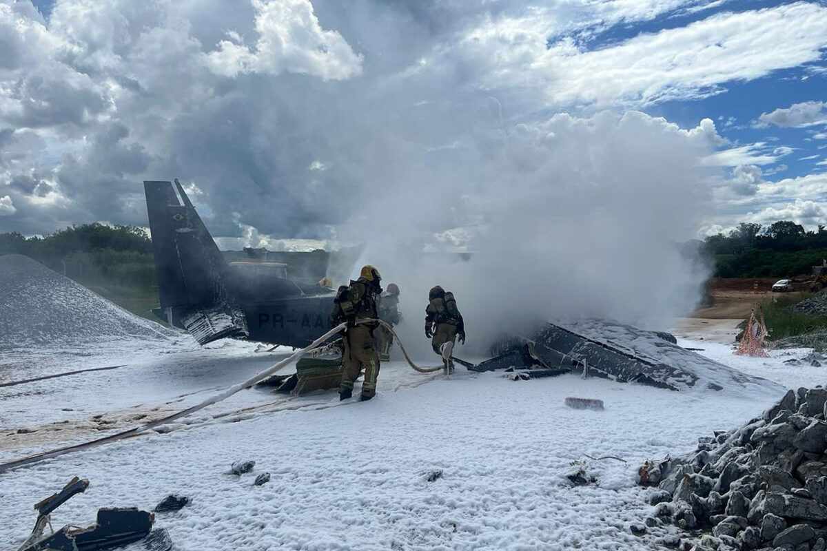 O Corpo de Bombeiros controlou o incêndio na aeronave