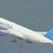 O Boeing 777 da United no momento em que perde o trem de pouso