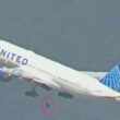 O Boeing 777 da United no momento em que perde o trem de pouso