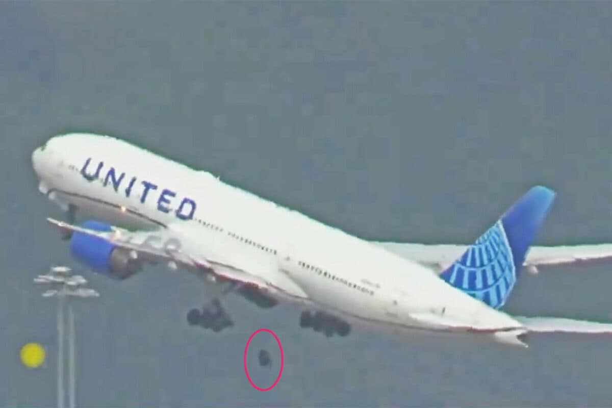 O Boeing 777 da United no momento em que perde o trem de pouso 