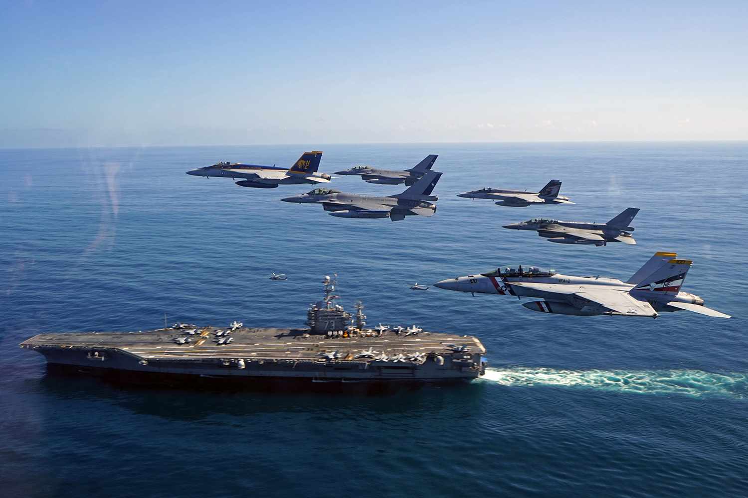 O porta-aviões USS George Washington que virá à América do Sul
