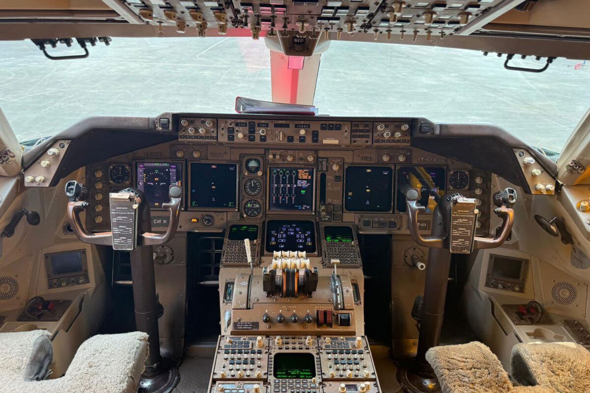 Cockpit do Boeing 747-400 da Air India